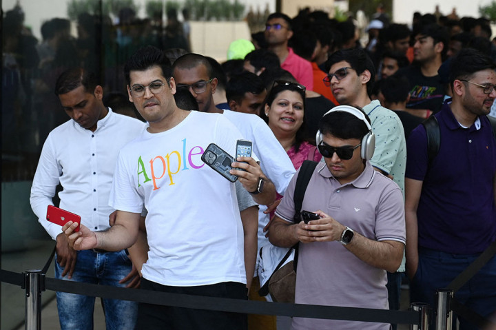 Orang-orang mengantre di luar toko ritel Apple pertama di India sebelum dibuka di Mumbai pada Selasa, 18 April 2023. Apple membuka toko ritel resmi pertamanya di Mumbai.