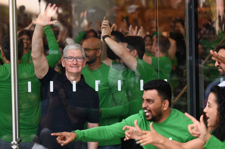 CEO Apple Tim Cook secara langsung hadir pada acara tersebut dan membuka pintu untuk menyambut pelanggan saat staf bersorak.