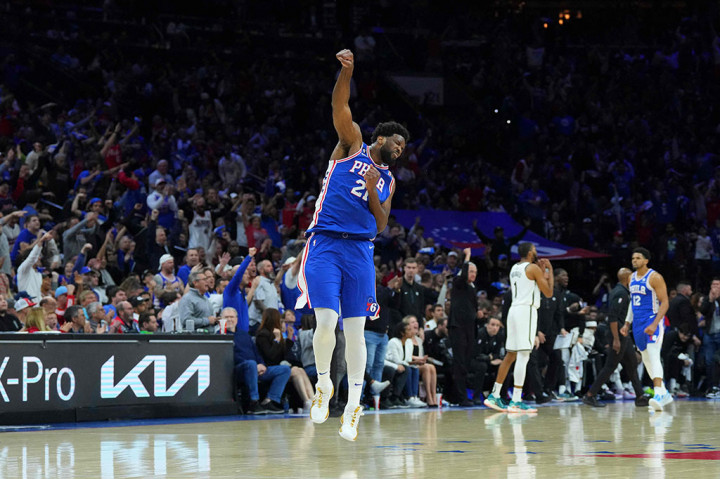 Joel Embiid berselebrasi usai timnya, Philadelphia 76ers meraih kemenangan kedua atas Brooklyn Nets dengan skor 96-84 di babak playoff putaran pertama NBA Wilayah Timur, Selasa, 18 April 2023.