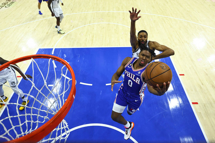 Tak seperti biasanya, top skorer NBA musim ini dari Philadelphia 76ers Joel Embiid bukan menjadi pencetak skor tertinggi untuk timnya. Pada pertandingan itu, Tyrese Maxey mencetak poin tertinggi untuk 76ers dengan 33 poin.
