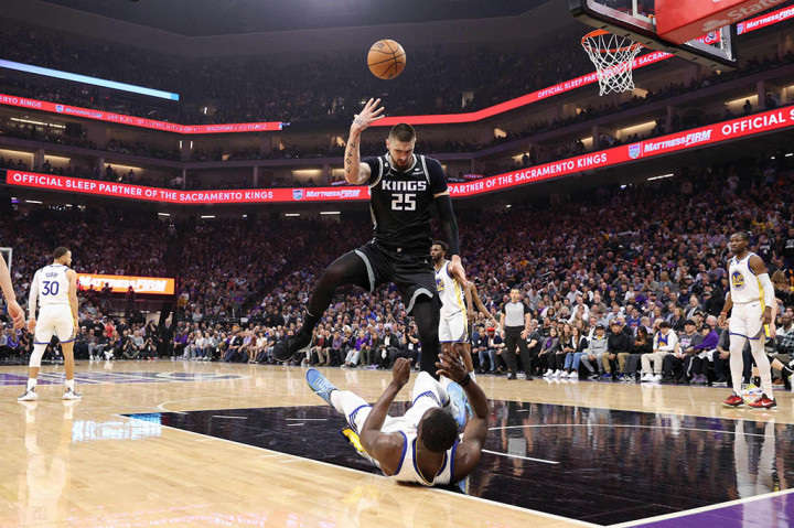 Di kuarter ketiga, Kings mencapai keunggulan tertingginya hingga 14 poin meskipun tidak bertahan lama karena Stephen Curry tidak tinggal diam dengan menyamakan skor di pertengahan kuarter empat.