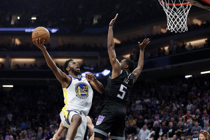 Golden State Warriors (GSW) mampu bermain apik di kuarter pertama dengan unggul 23-17. Stephen Curry dan Klay Thompson menjadi tulang punggung Warriors sepanjang laga lewat tembakan tiga angka.