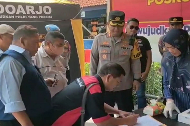 Awak bus angkutan lebaran di Terminal Purabaya Kabupaten Sidoarjo diwajibkan mengikuti tes urine yang diadakan Satuan Reserse Narkoba Polresta Sidoarjo, Selasa, 18 April 2023. Tes urine untuk mengantisipasi agar awak bus benar-benar bebas narkoba, sehingga angkutan bus lebaran bisa nyaman, lancar dan menekan angka kecelakaan.