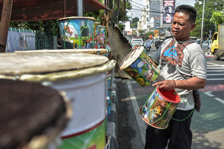 Bedug yang dijual mulai dari harga Rp50 ribu hingga Rp650 ribu tergantung ukuran. Para pembeli biasanya akan memainkan bedug saat malam takbiran, yang memang sudah menjadi tradisi yang kerap dilakukan oleh masyarakat.