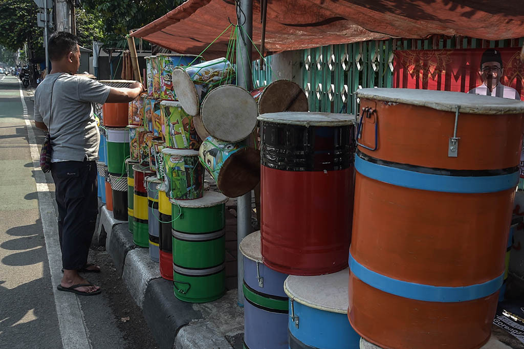 Menjelang Hari Raya Idul Fitri 1444 H, para pedagang bedug di sepanjang jalan tersebut mulai ramai didatangi pembeli.