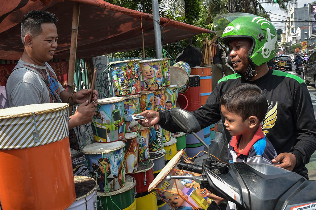 Pedagang menata bedug dagangan mereka di Jalan KH Mas Mansyur, Tanah Abang, Jakarta, Selasa, 18 April 2023. 