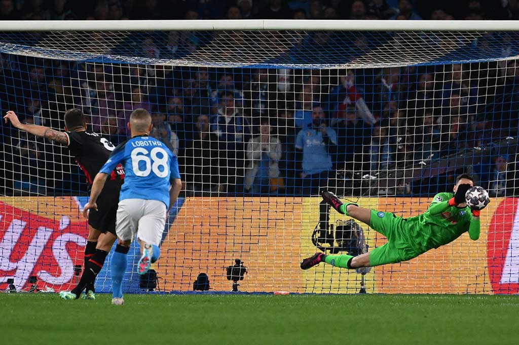 Sebelumnya, AC Milan memiliki kans besar mencetak gol pada menit ke-21 setelah mendapatkan hadiah penalti. Rafael Leao dilanggar Mario Rui di kotak terlarang. Namun, eksekusi Giroud masih bisa terbaca Alex Meret dan skor tetap 0-0.