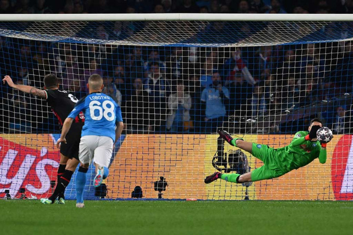 Sebelumnya, AC Milan memiliki kans besar mencetak gol pada menit ke-21 setelah mendapatkan hadiah penalti. Rafael Leao dilanggar Mario Rui di kotak terlarang. Namun, eksekusi Giroud masih bisa terbaca Alex Meret dan skor tetap 0-0.