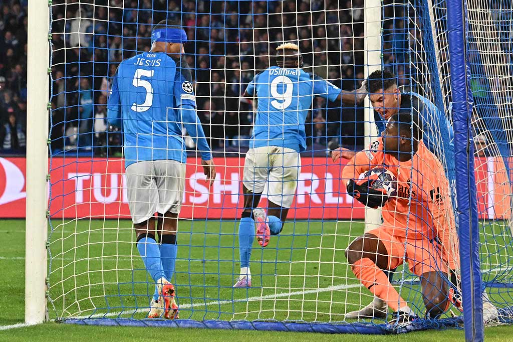 Napoli akhirnya bisa menyamakan kedudukan di masa injury time lewat sundulan Osimhen setelah menyambut umpan silang Giacomo Raspadori di sisi kanan. Skor akhir menjadi 1-1. 