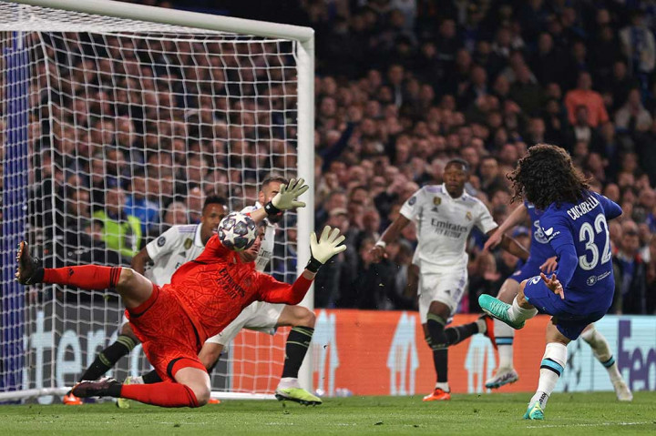 Kedua tim bermain menyerang sejak awal laga. Pemain kedua kesebelasan saling berbalas serangan dan beberapa kali menciptakan peluang untuk mencetak gol. Namun hingga jeda tidak ada gol yang tercipta.  