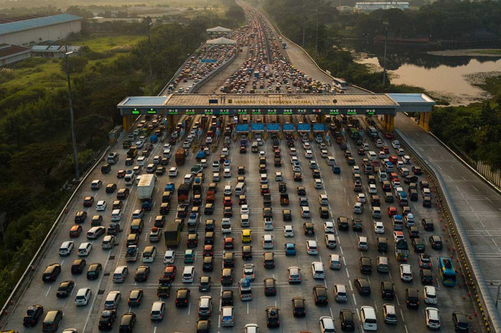 Kepadatan kendaraan sekitar pukul 06.00-07.00 WIB terjadi di Gerbang Tol (GT) Cikampek Utama, Karawang, Jawa Barat, Rabu, 19 April 2023. Ribuan kendaraan meninggalkan Jakarta sejak dini hari. 