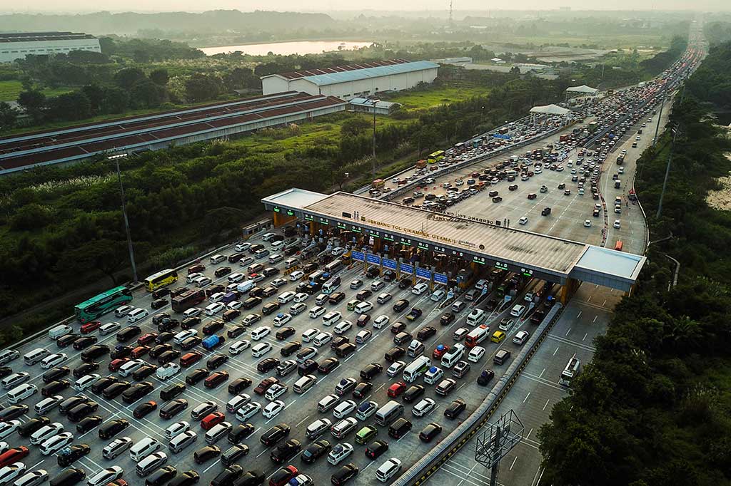 Untuk mendukung kelancaran perjalanan para pemudik ke kampung halaman, skema manajemen lalu lintas dengan memberlakukan kebijakan one way, contra flow dan ganjil genap jalan tol mudik Lebaran 2023 terus dilakukan. 