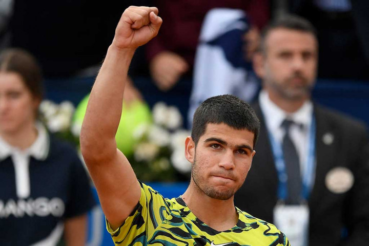 Petenis nomor dua dunia Carlos Alcaraz melakukan selebrasi setelah meraih kemenangan meyakinkan pada babak kedua Barcelona Open atas Nuno Borges, Selasa, 18 April 2023 waktu setempat.