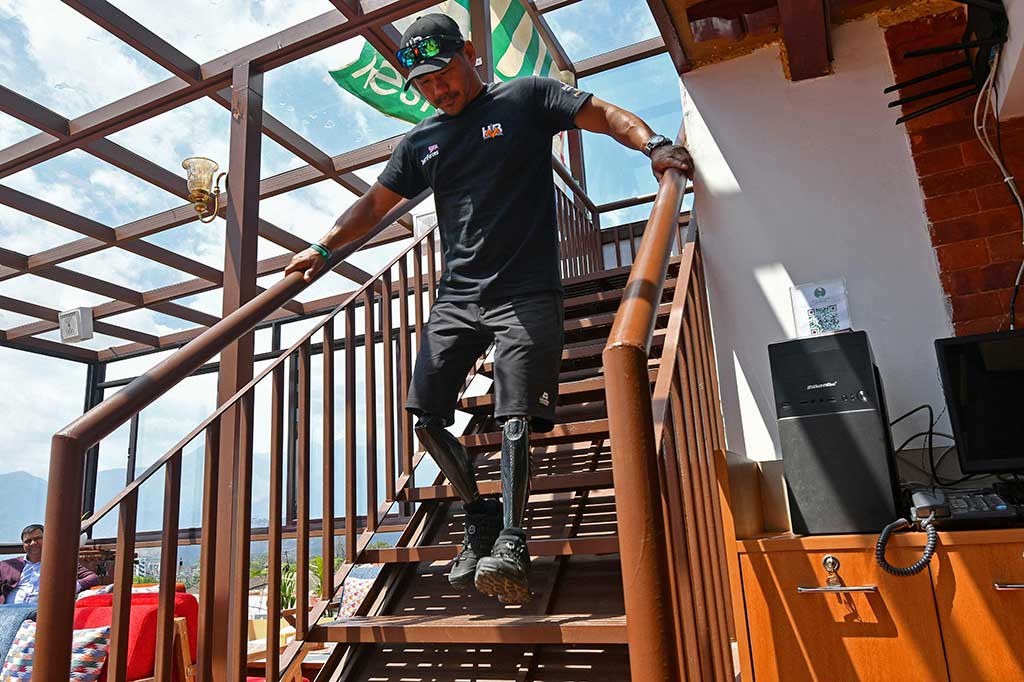 Setelah bertahun-tahun menjalani rehabilitasi dan pelatihan, bulan depan ia berencana untuk mendaki gunung tertinggi di dunia, sebuah upaya yang dipromosikan di situs webnya dengan slogan ‘tanpa kaki, tanpa batas’.