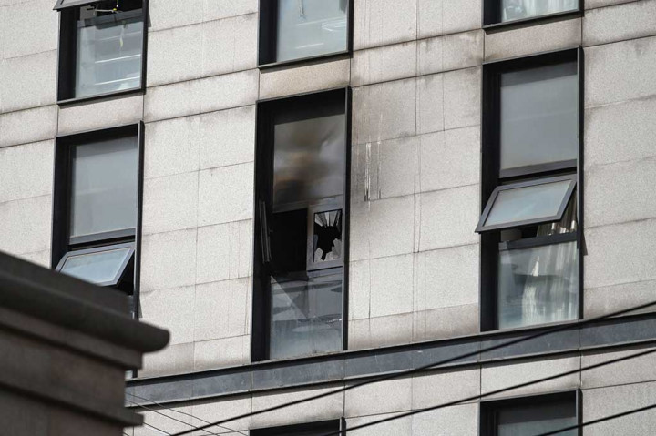 Jendela yang bolong dan dinding berwarna hitam terlihat di Rumah Sakit Changfeng di Beijing pada 19 April 2023, setelah kebakaran terjadi sehari sebelumnya.