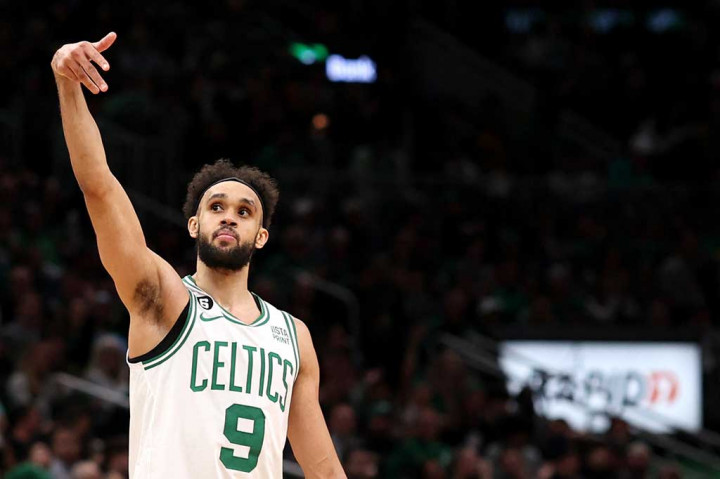 Pemain Boston Celtics Derrick White melakukan selebrasi usai mencetak three point pada quarter keempat melawan Atlanta Hawks, Rabu, 19 April 2023 WIB. Celtics meraih kemenangan 119-106, sekaligus unggul 2-0 babak playoff putaran pertama NBA Wilayah Timur.