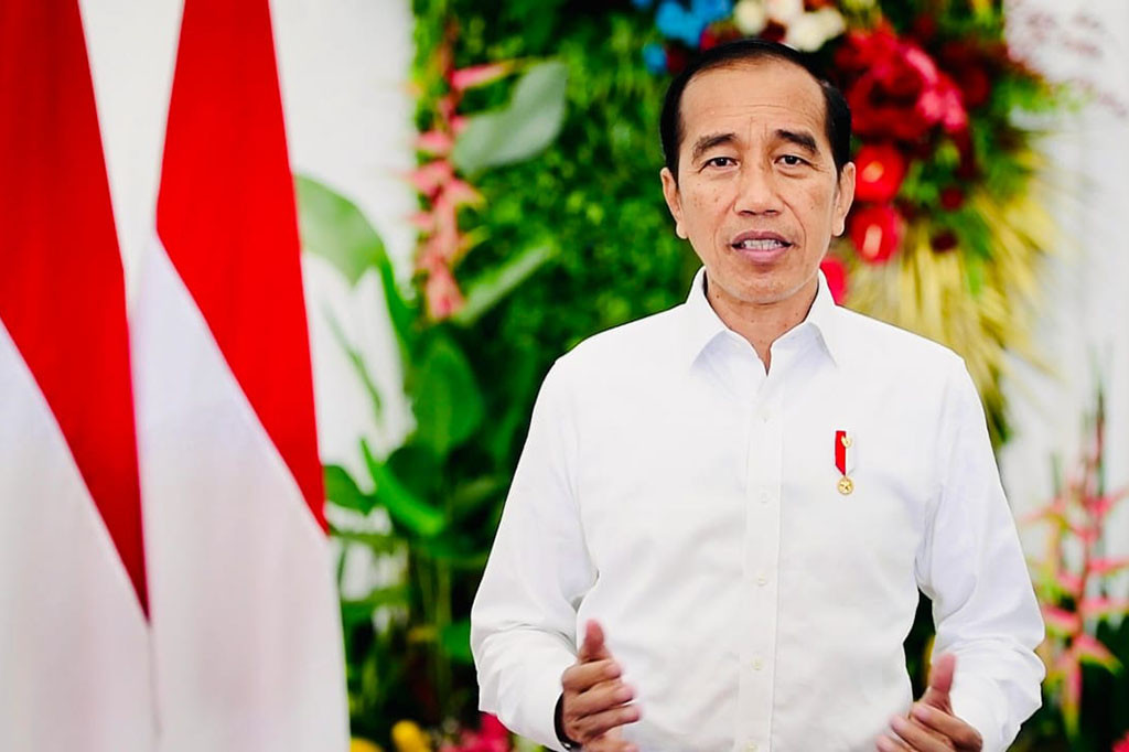 Presiden Joko Widodo kembali mengimbau masyarakat mengenai pentingnya vaksinasi Covid-19, baik dosis pertama hingga booster kedua. Presiden menyebut hal tersebut merupakan salah satu langkah dalam menghadapi tren penyebaran Covid-19 yang kembali meningkat.
