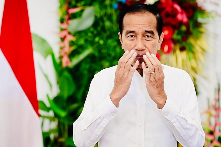 Presiden Joko Widodo kembali mengimbau masyarakat mengenai pentingnya vaksinasi Covid-19, baik dosis pertama hingga booster kedua. Presiden menyebut hal tersebut merupakan salah satu langkah dalam menghadapi tren penyebaran Covid-19 yang kembali meningkat.