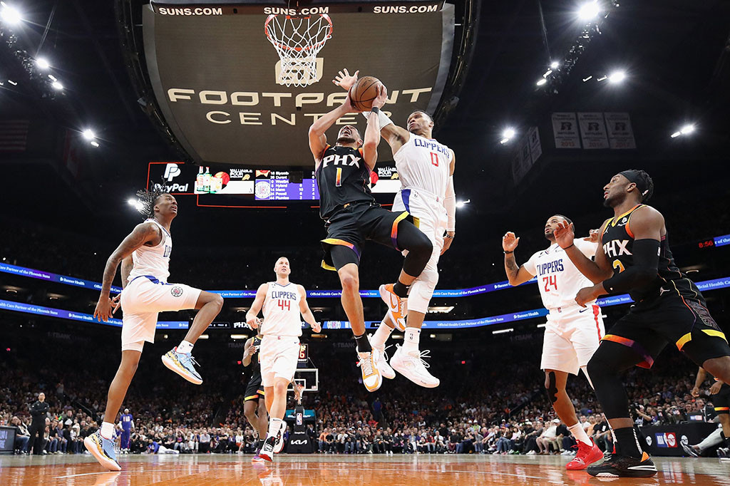 Baik Clippers maupun Suns sama-sama meraih satu menang dari dua laga yang sudah dilakoni di babak playoff NBA Wilayah Barat. Selanjutnya, kedua tim akan menjalani gim ketiga pada Jumat, 21 April 2023 di Los Angeles.