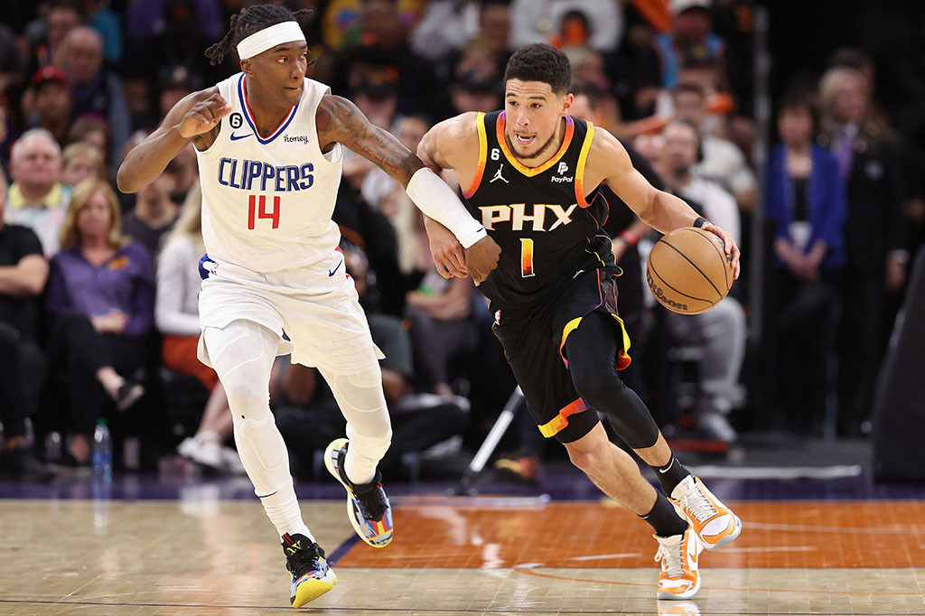 Phoenix Suns mengalahkan Los Angeles Clippers dengan skor 123-109 untuk bangkit dan menyamakan kedudukan babak playoff putaran pertama menjadi 1-1, dalam laga yang digelar di Footprint Center Arena Arizona, Rabu, 19 April 2023 WIB.