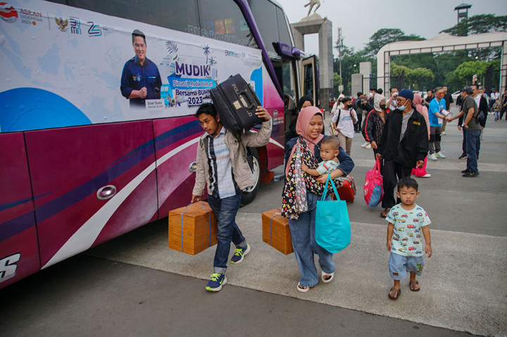 Pelepasan oleh Direktur Logistik & Infrastruktur PT Pertamina Pelepasan peserta 'Mudik Dinanti Mudik di Hati Bersama BUMN', Pertamina 2023 dilakukan oleh Direktur Logistik & Infrastruktur PT Pertamina (Persero) Erry Widiastono, di Plaza Barat Gelora Bung Karno, Jakarta, pada Rabu, 19 April 2023.