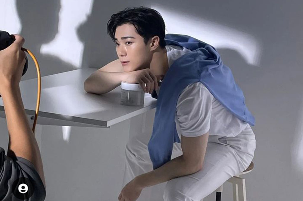 Dia bergabung dengan program pelatihan label Fantagio pada usia dini dan memulai debutnya dengan Astro pada Februari 2016, yang pada saat itu beranggotakan enam orang.