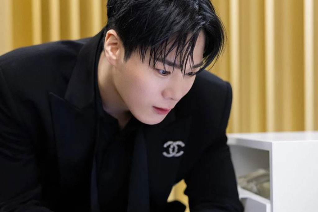 Media lokal, mengutip polisi, melaporkan bahwa Moonbin ditemukan tidak sadarkan diri pada Rabu, 19 April malam, di apartemennya di lingkungan kelas atas Gangnam, Seoul.