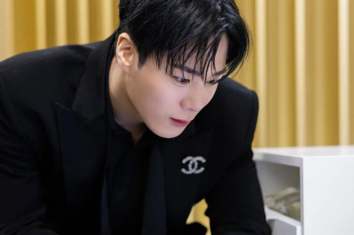 Media lokal, mengutip polisi, melaporkan bahwa Moonbin ditemukan tidak sadarkan diri pada Rabu, 19 April malam, di apartemennya di lingkungan kelas atas Gangnam, Seoul.
