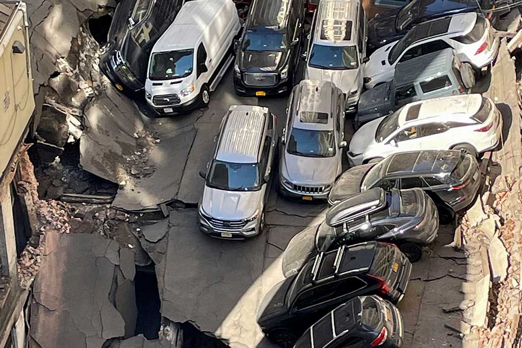 Setidaknya satu orang tewas dan empat lainnya dilarikan ke rumah sakit setelah gedung parkir bertingkat di New York City runtuh pada Selasa, 18 April 2023 waktu setempat.