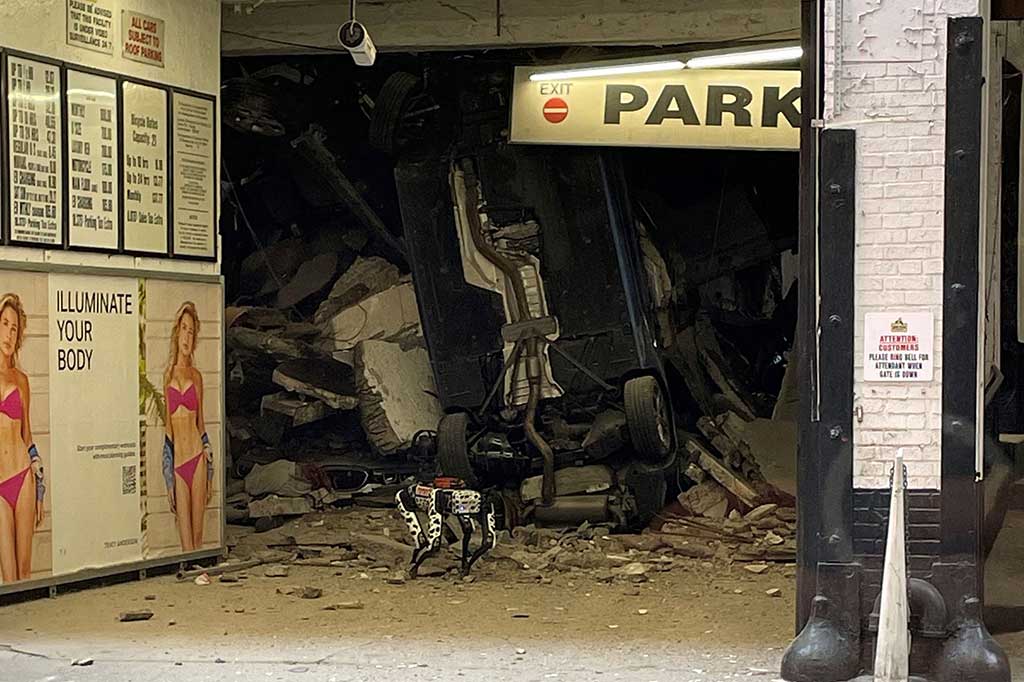 Rekaman video udara yang beredar di media sosial menunjukkan mobil-mobil bertumpuk satu sama lain dalam tumpukan beton retak di distrik keuangan Lower Manhattan.