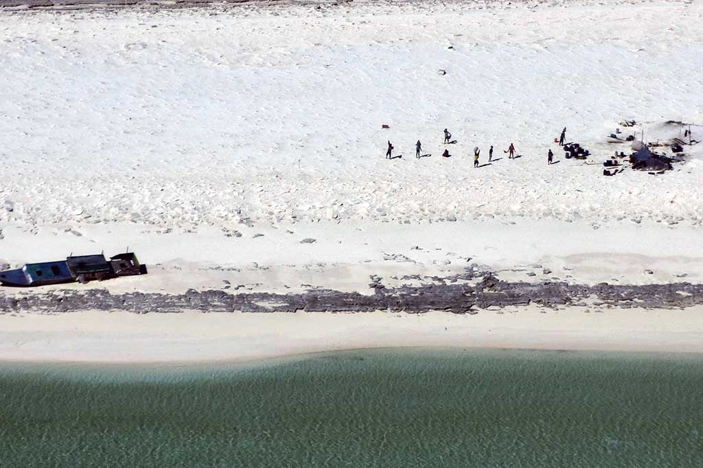 Foto yang dirilis Otoritas Keselamatan Maritim Australia (AMSA) pada Rabu, 19 April menunjukkan para nelayan Indonesia yang terdampar di Pulau Bedwell di lepas pantai barat Australia. 