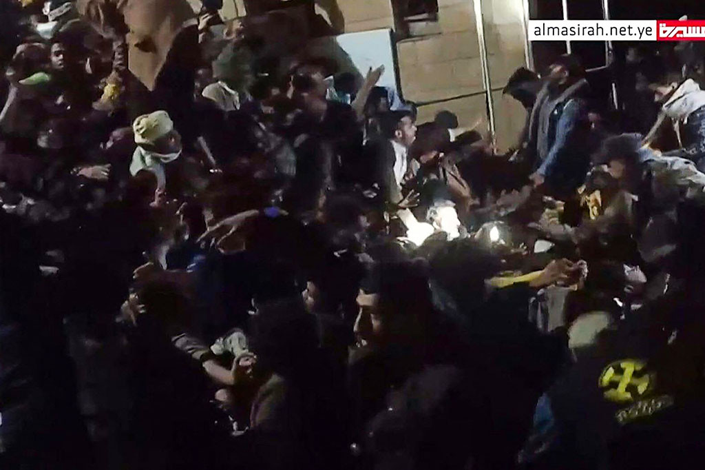 Ratusan orang di negara yang dilanda kemiskinan itu berkumpul di sebuah sekolah di ibu kota Sanaa untuk menerima bantuan tunai sebesar 5.000 Rial Yaman (sekitar USD8).