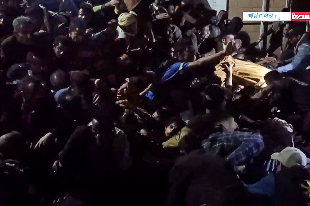 Kementerian dalam negeri yang dikelola Huthi mengatakan korban tewas dan terluka telah dipindahkan ke rumah sakit, dan mereka yang bertanggung jawab atas peristiwa itu ditangkap.