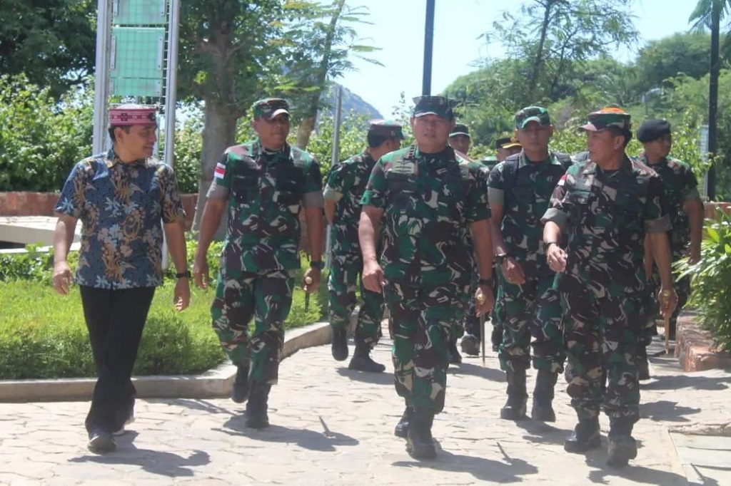 Panglima TNI tiba di Bandara Komodo Labuan Bajo disambut Komandan Korem 161/Wira Sakti Brigjen Febriel Buyung Sikumbang.