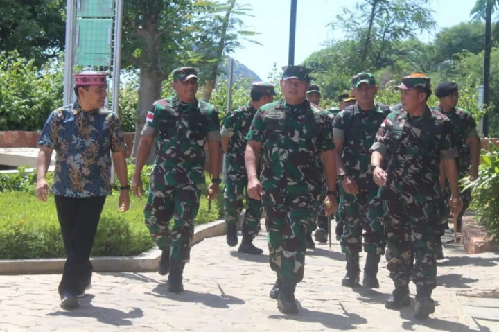 Panglima TNI tiba di Bandara Komodo Labuan Bajo disambut Komandan Korem 161/Wira Sakti Brigjen Febriel Buyung Sikumbang.