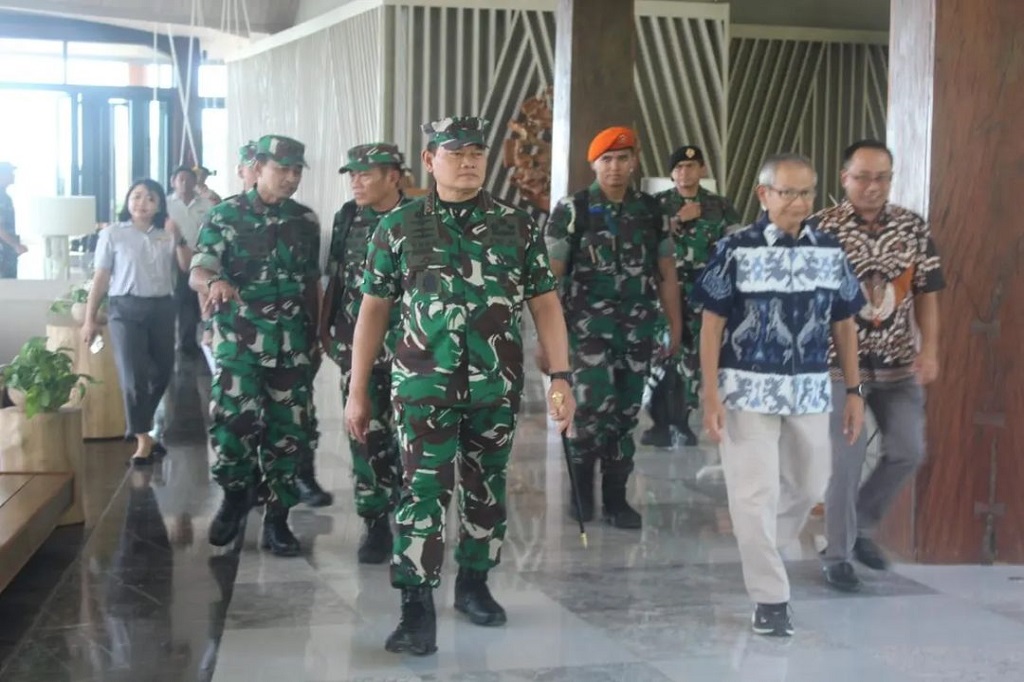 Panglima TNI beserta rombongan mengecek sejumlah tempat yang menjadi prioritas pengamanan pertemuan KTT ASEAN pada 9 hingga 11 Mei 2023 yaitu Puncak Waringin, Hotel Meruorah, dan Hotel Ayana.