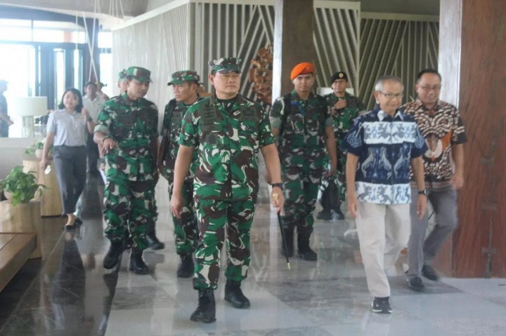 Panglima TNI beserta rombongan mengecek sejumlah tempat yang menjadi prioritas pengamanan pertemuan KTT ASEAN pada 9 hingga 11 Mei 2023 yaitu Puncak Waringin, Hotel Meruorah, dan Hotel Ayana.