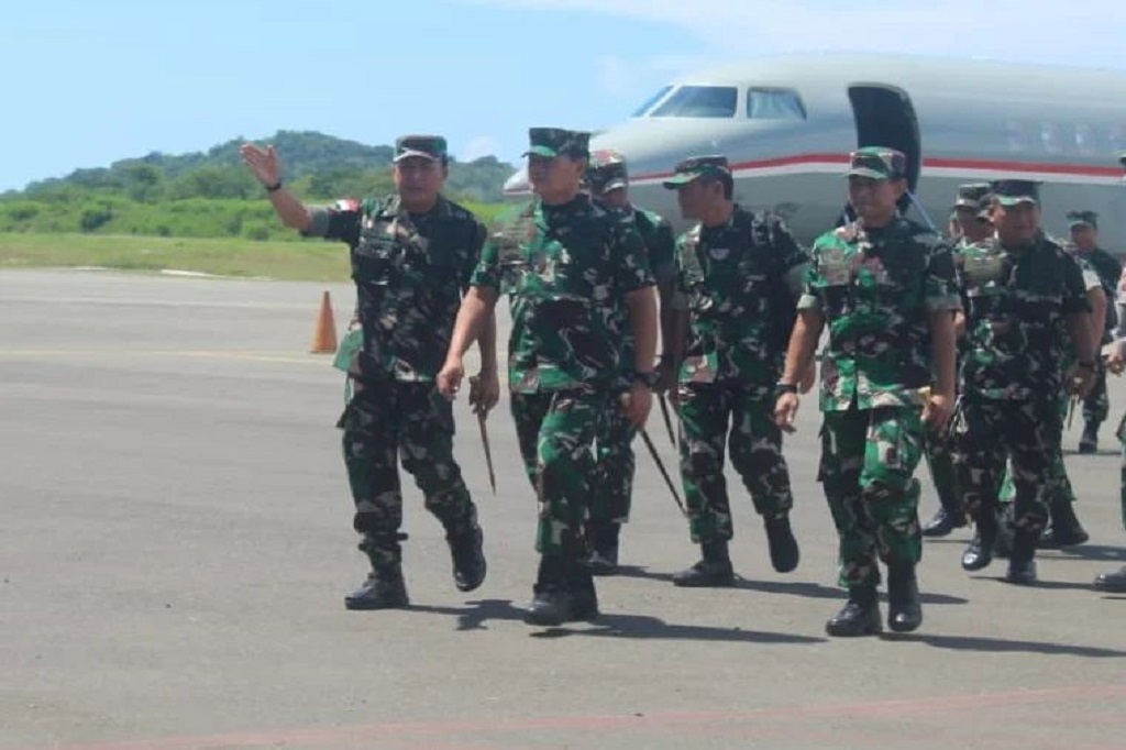 Panglima TNI tiba di Bandara Komodo Labuan Bajo pada pukul 13.21 WITA menggunakan Pesawat Khusus Falcon. Kedatangan Panglima TNI ke Labuan Bajo didampingi sejumlah Pejabat Utama  Mabes TNI yakni Pangkogabwilhan 2 Marsdya Andiawan, Asisten Operasi Panglima TNI Mayjen Agus Suhardi, Kapupspen TNI Laksda Julius, Wakil Asisten Intelijen Panglima TNI Brigjen Bosco, Dirlat Kodiklat TNI Brigjen Khairul Anwar.M.
