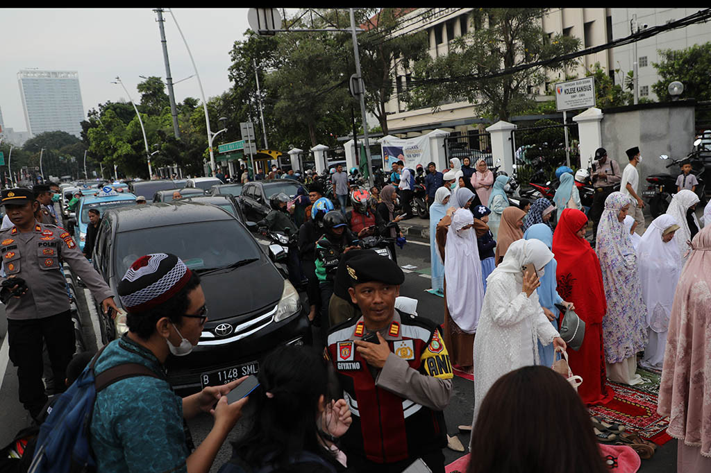 Pengamanan salat Idulfitri juga dilakukan bekerja sama dengan pihak aparat keamanan dengan melakukan penutupan jalan sementara guna kelancaran pelaksanaan ibadah tersebut. 