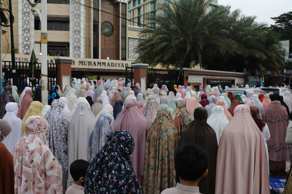 Masyarakat tampak berdatangan ke lokasi salat idulfitri untuk melaksanakan salat sejak pukul 05.30 WIB dan terus bertambah hingga jamaah memenuhi barisan shaf salat di gerbang luar gedung. 