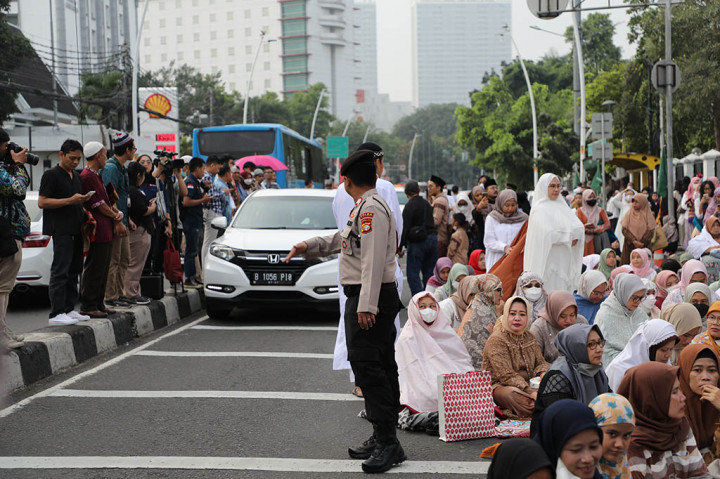 Polisi membantu mengatur lalu lintas di depan Gedung PP Muhammadiyah.