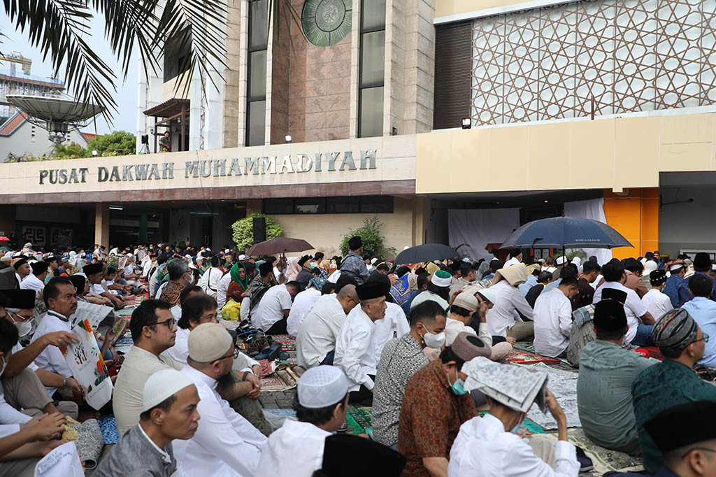 Pimpinan daerah Muhammadiyah menggelar salat Idulfitri 1444 Hijriah hari ini, Jumat, 21 April 2023. Salah satunya digelar di Halaman Gedung Pusat Dakwah Muhammadiyah, Menteng, Jakarta Pusat. 