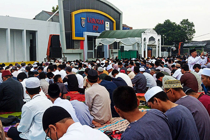 Salat Id dipimpin oleh Imam Ustad Annas Khairullah dan khotib H Tazmalludin Eldad. 