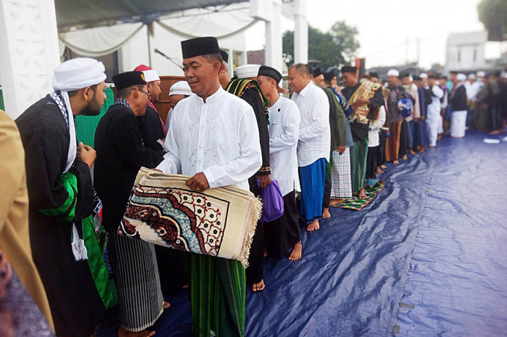 Dalam pelaksanaan salat tersebut, panitia menghimbau kepada para jamaah untuk menunda open house selama  1 hari agar bisa merayakan bersama-sama masyarakat yang melaksanakan Salat Id pada Sabtu, 22 April 2023.