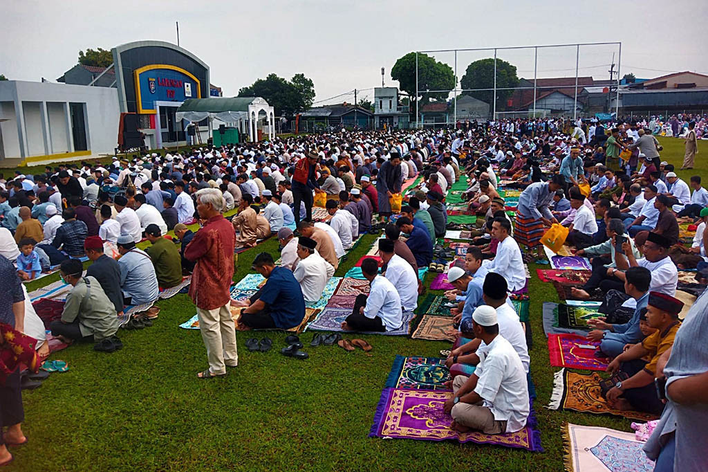 Ribuan ummat muslim Muhammadiyah melaksanakan Salat Idul Fitri 1 Syawal 1444 H yang digelar Masjid At Taqwaa di Lapangan PSP, Sawangan, Depok, Jumat, 21 April 2023. 