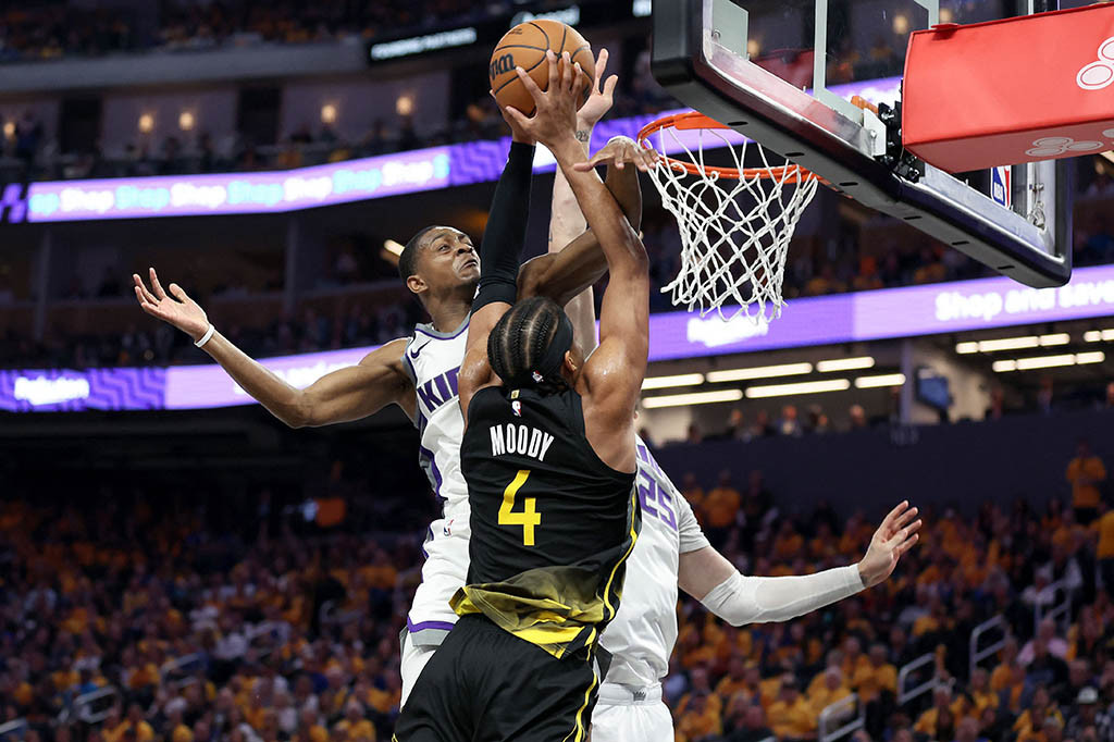 Di kubu Kings, De'Aaron Fox mencetak skor terbanyak dengan 26 poin, Harrison Barnes 17 poin, Domantas Sabonis 15 poin plus 16 rebound, dan kevin Huerter 13 poin.