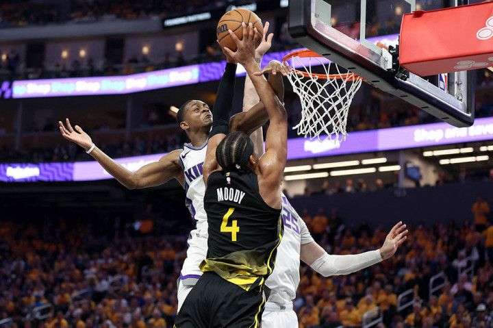 Di kubu Kings, De'Aaron Fox mencetak skor terbanyak dengan 26 poin, Harrison Barnes 17 poin, Domantas Sabonis 15 poin plus 16 rebound, dan kevin Huerter 13 poin.