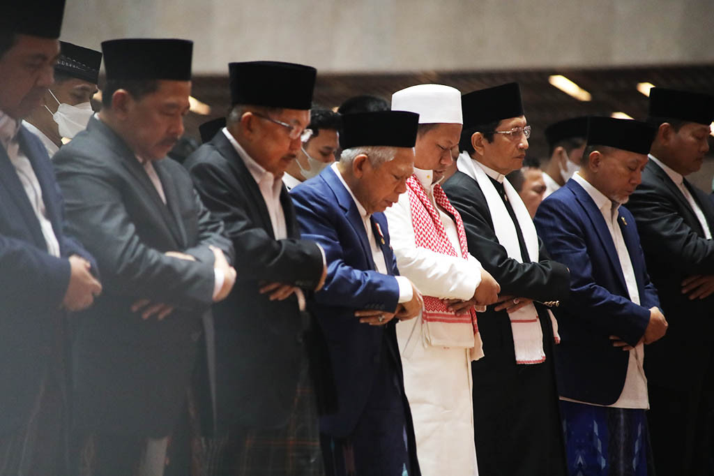 Sejumlah pejabat nasional hadir melaksanakan salat Idulfitri di Masjid Istiqlal di antaranya yakni Wakil Presiden Ma'ruf Amin, Wakil Presiden RI ke-10 dan ke-12 Jusuf Kalla, Menteri Pariwisata dan Ekonomi Kreatif Sandiaga Uno, Menteri Perdagangan Zulkifli Hasan, mantan Gubernur DKI Jakarta Anies Baswedan dan Panglima TNI Laksamana Yudo Margono.