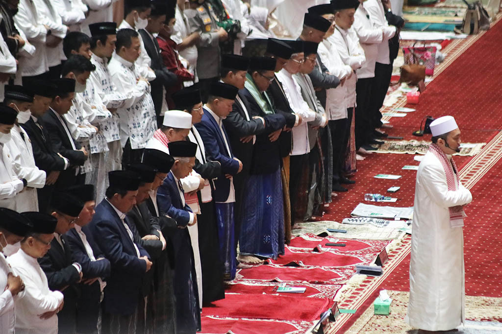 Salat Idulfitri dimulai pada pukul 07.00 WIB. pihak Masjid Istiqlal juga telah menyiapkan ruang untuk 250.000 orang untuk melaksanakan ibadah. Salat juga dipimpin oleh Imam Tetap di Masjid Istiqlal Ahmad Muzakir dan khatib Rektor Universitas Islam Negeri (UIN) Jakarta Saepudin Jahar.