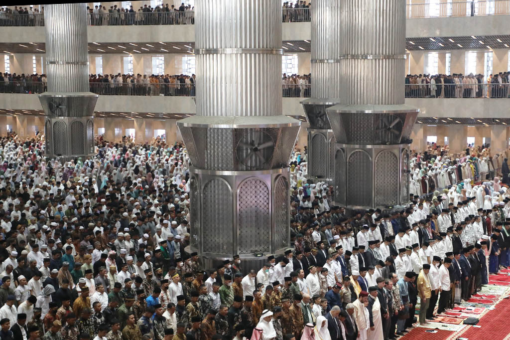 Pantauan Medcom.id, puluhan jemaah sudah mulai datang memasuki masjid pada pukul 5.30.